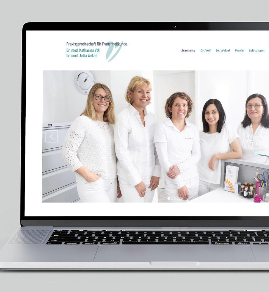 Mockup Laptop Webseite der Frauenarztpraxis Forchheim